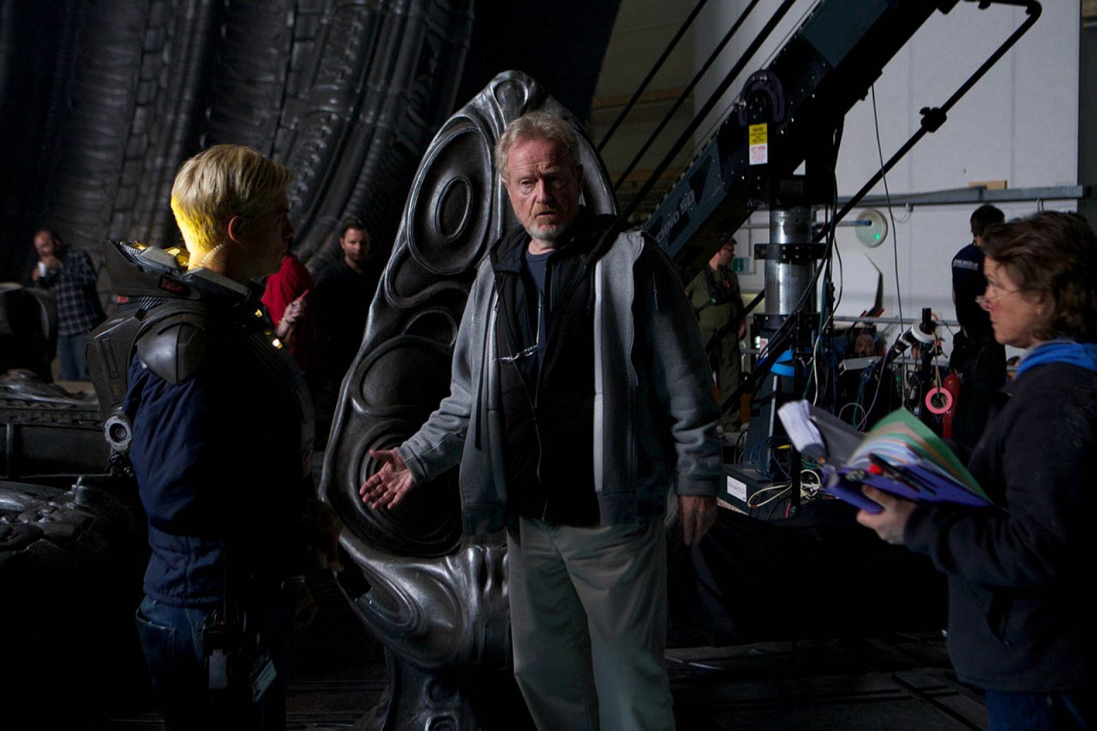 Ridley Scott y Michael Fassbender en un momento del rodaje de 'Prometheus'