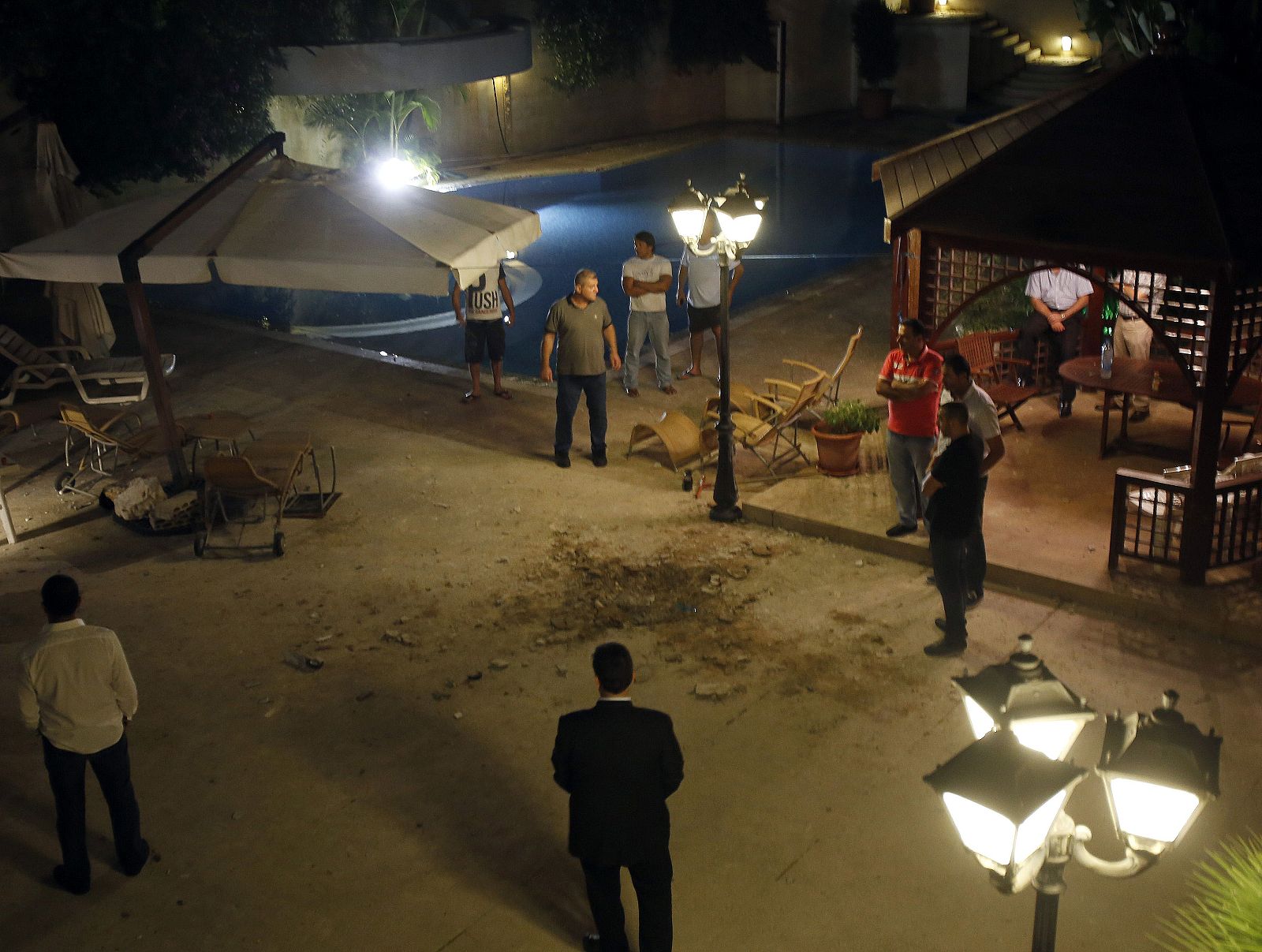 Imagen de uno del lugar en el que ha caído uno de los obuses disparado contra el palacio del presidente libanés, en Beirut