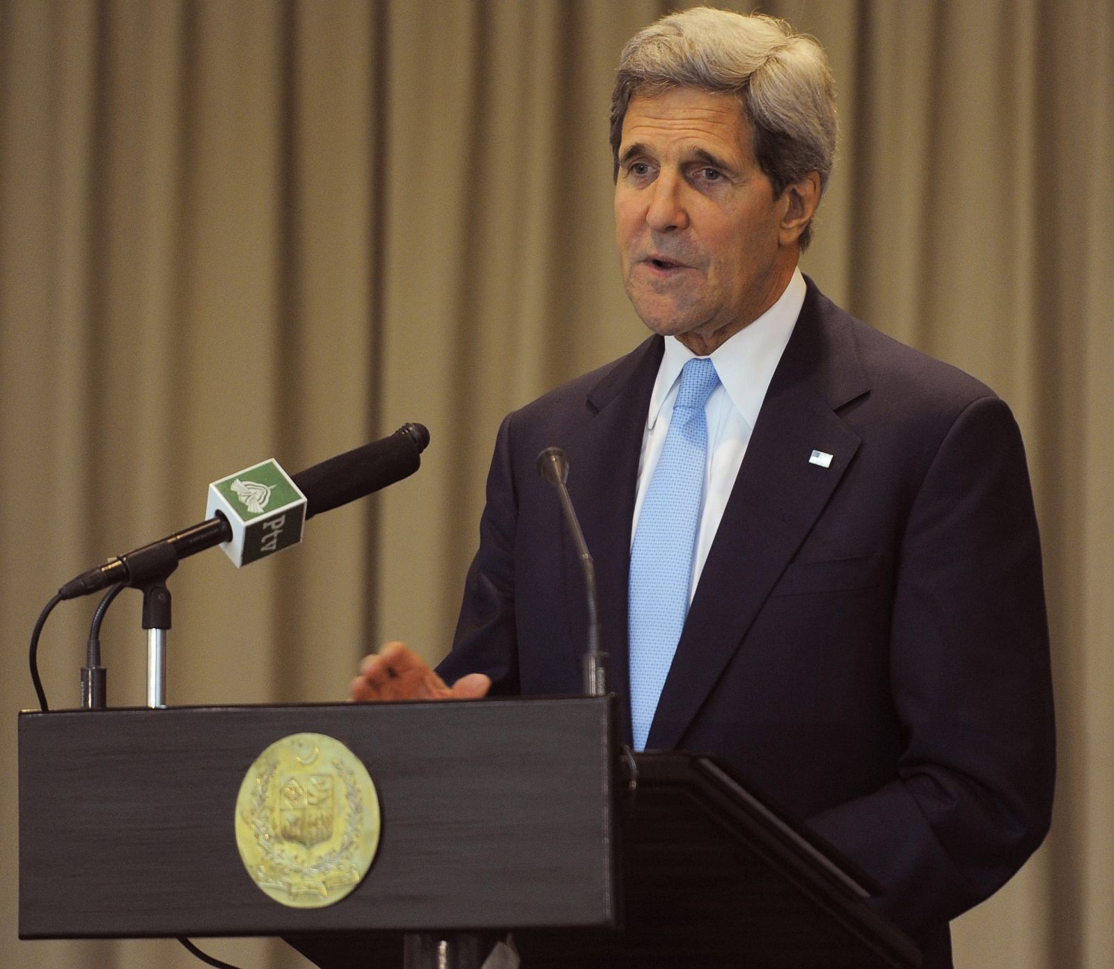 El secretario de Estado de los Estados Unidos, John Kerry, responde a las preguntas de la prensa tras una reunión con el primer ministro de Pakistán, Nawaz Sharif, en su encuentro en Islamabad