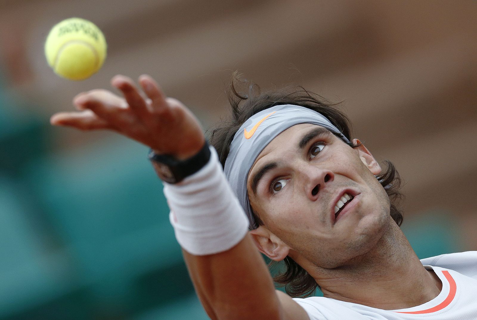 Rafa Nadal se tira la bola para servir en Roland Garros