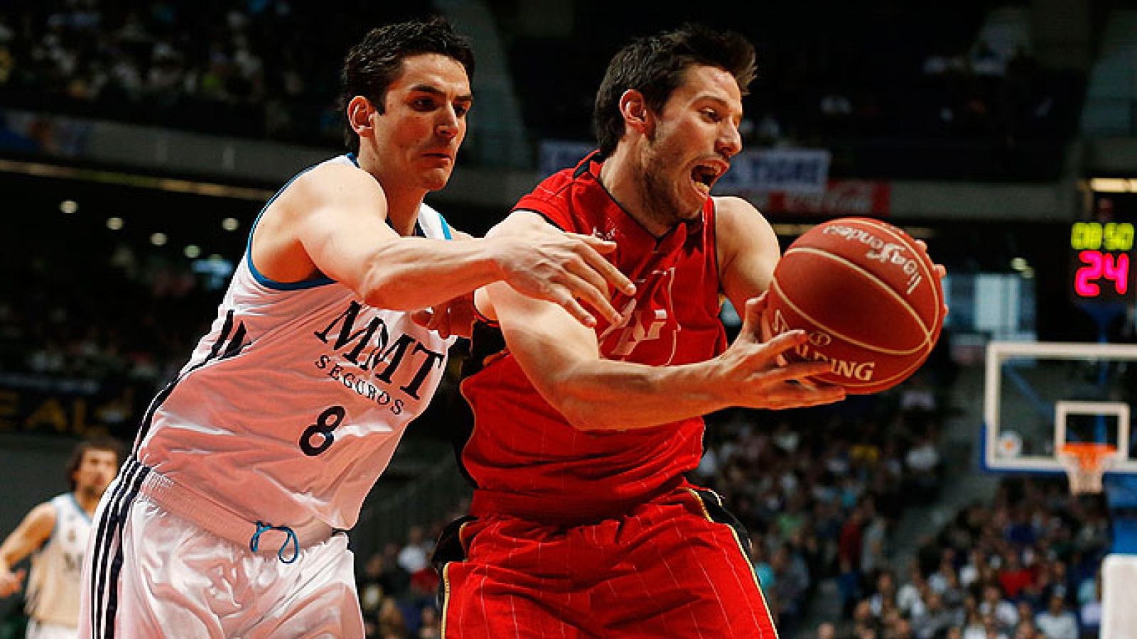 Suárez pelea un balón en la victoria de su equipo