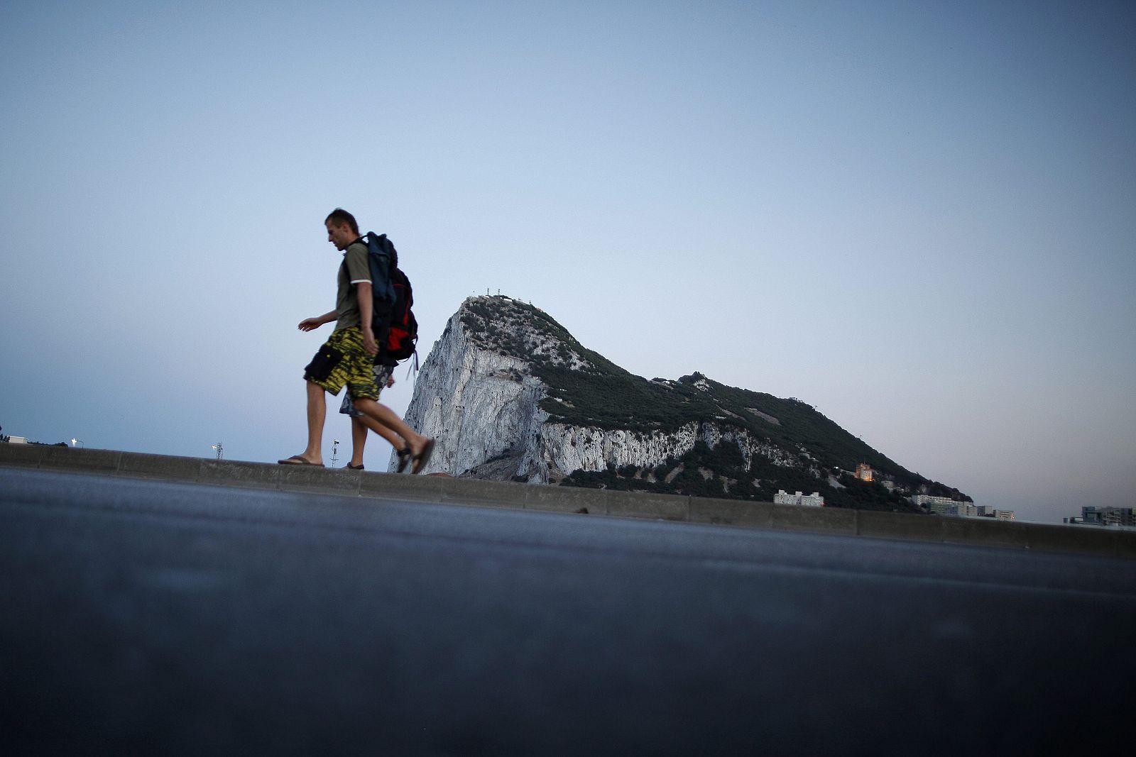 Gente paseando por Gibraltar con el Peñón de fondo