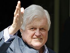 Edward Kennedy supera con éxito la operación de su tumor cerebral