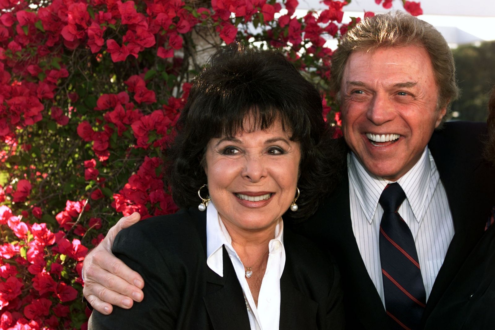 Los cantantes Edyie Gorme y Steve Lawrence en una foto de archivo del 11 de julio de 2000