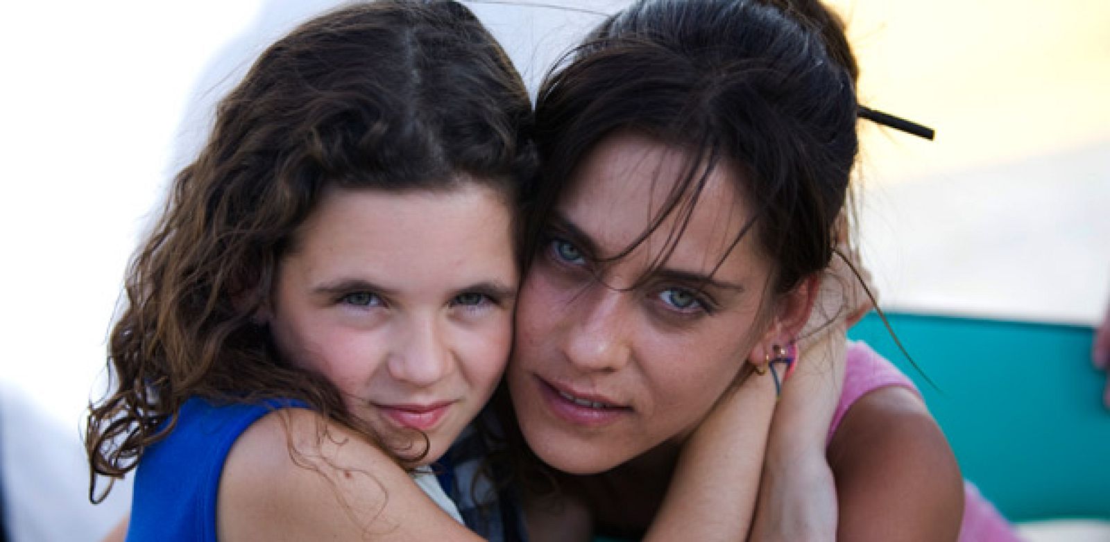 La niña Noa Fontanals y María León