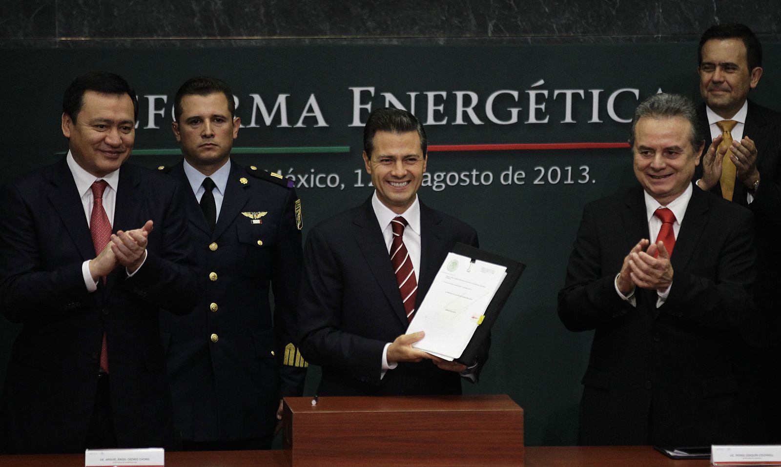 El presidente de México, Enrique Peña Nieto, muestra el documento con su propuesta de reforma energética