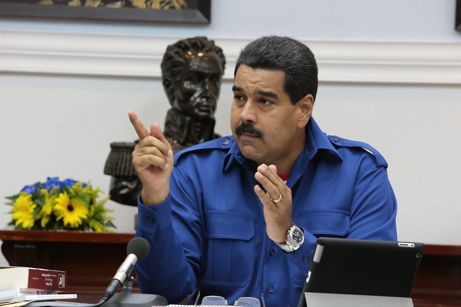 Maduro pide 'poderes especiales' y no descarta reformar la Constitución