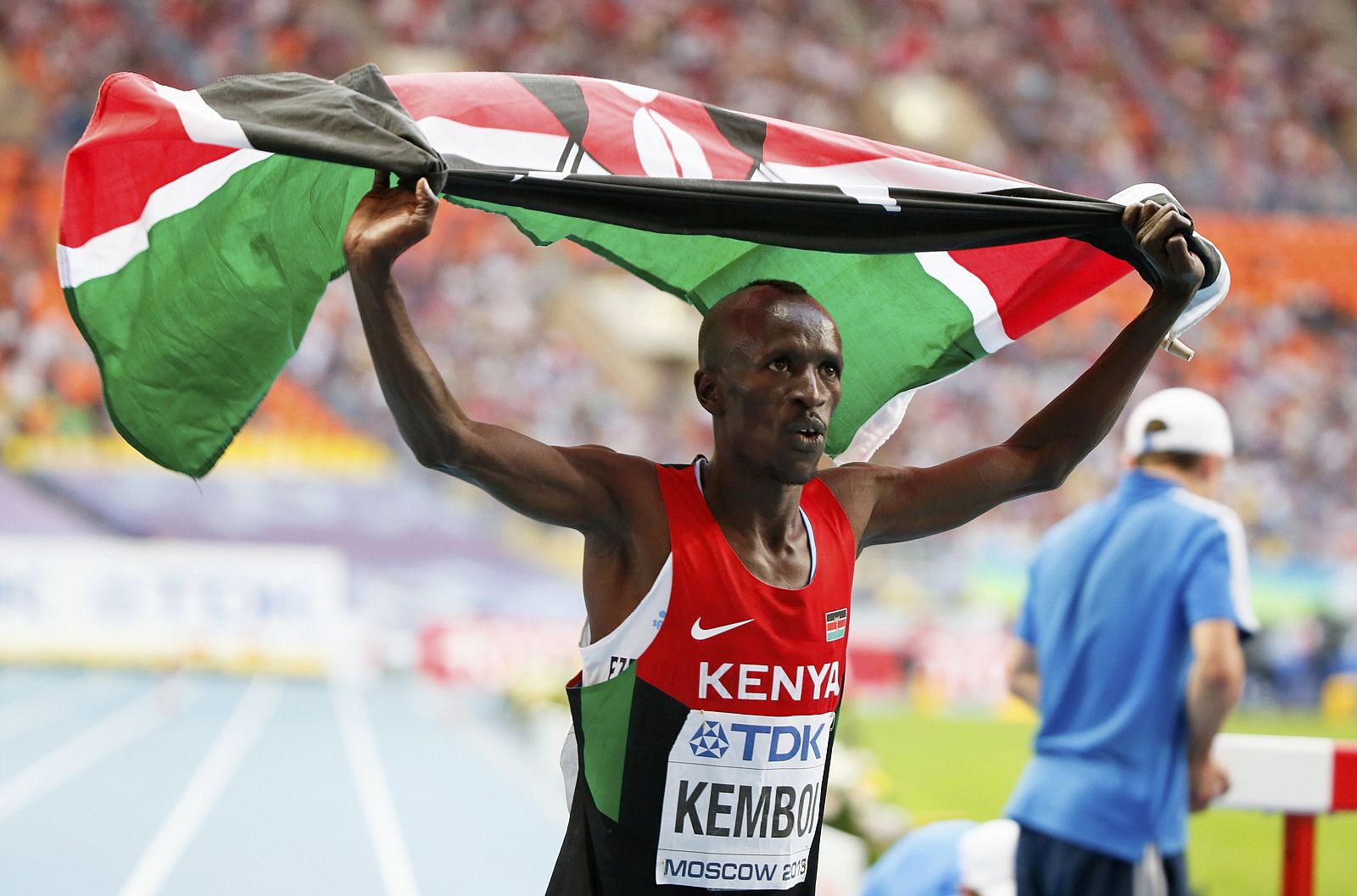 Kemboi celebra la victoria en la pista rusa.