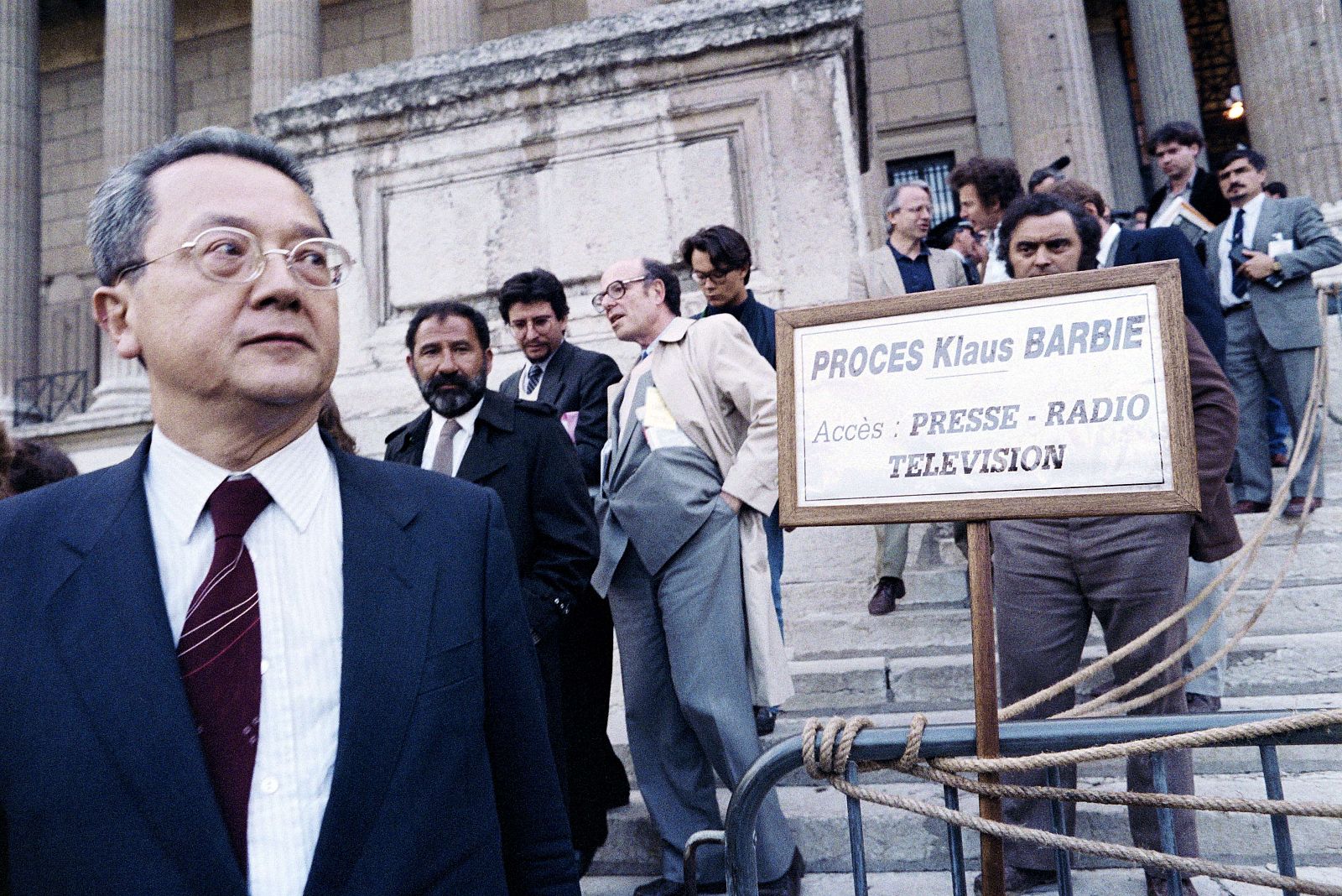 Jacques Vergés, frente al tribunal de Lyon durante el proceso al jefe de la Gestapo Klaus Barbie.