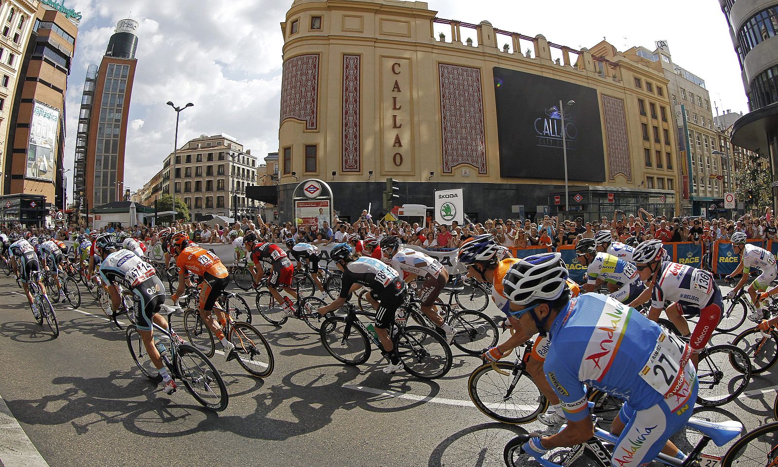 El pelotón pasa por Callao en la etapa final de la 67 edición de la Vuelta a España 2012