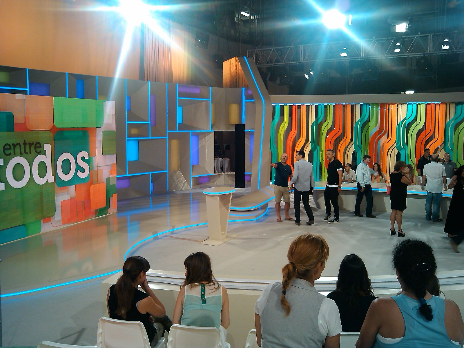 El equipo de 'Entre todos' ensaya en plató