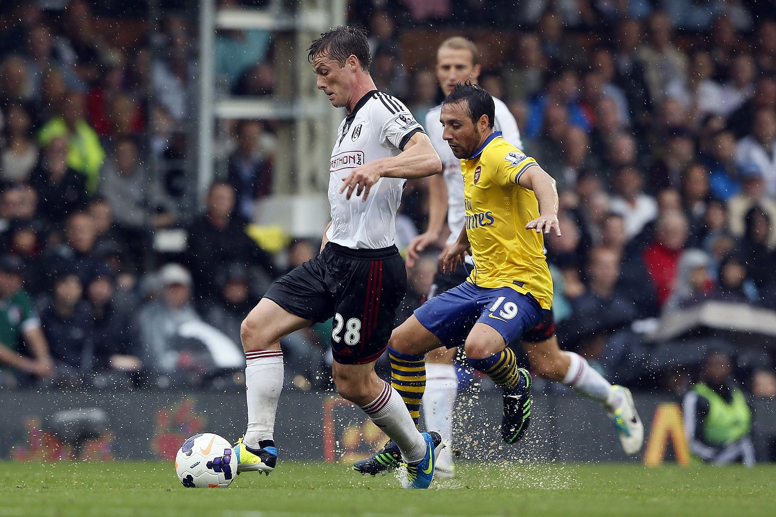 Scott Parker, del Fulham, pugna con Santi Cazorla, del Arsenal, en Craven Cottage