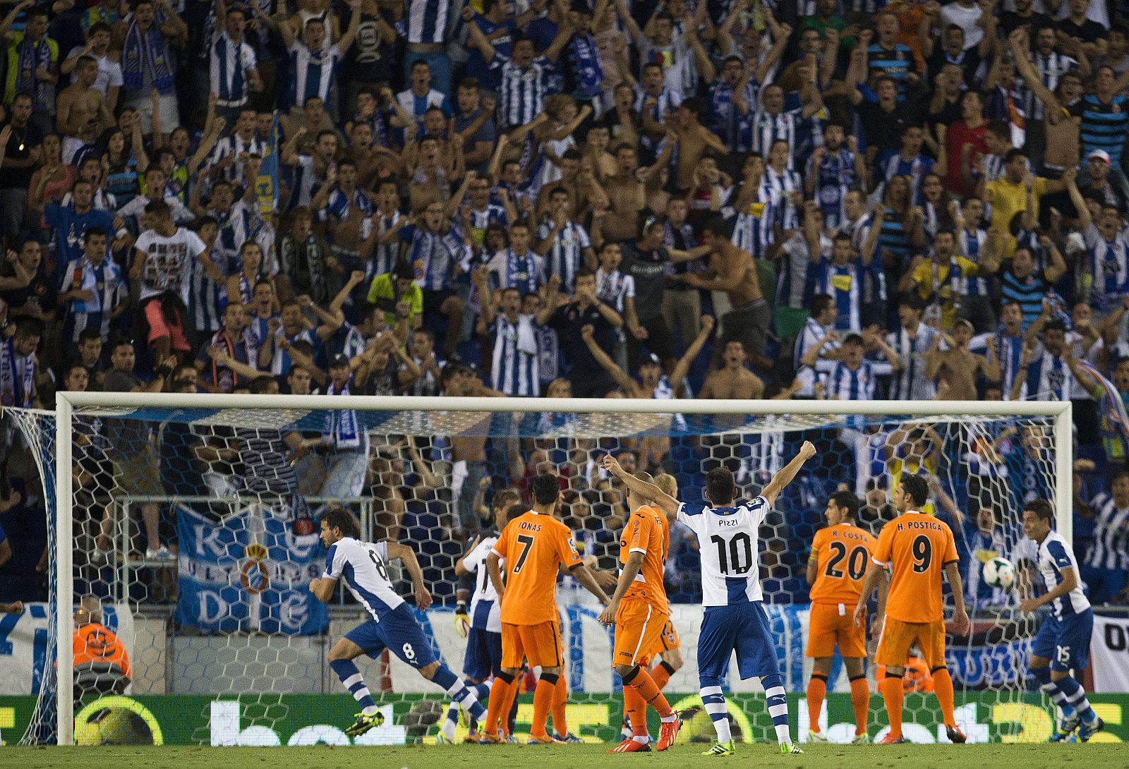 Pizzi (4d) celebra el gol de su compañero, el delantero uruguayo Christian Stuani (i).