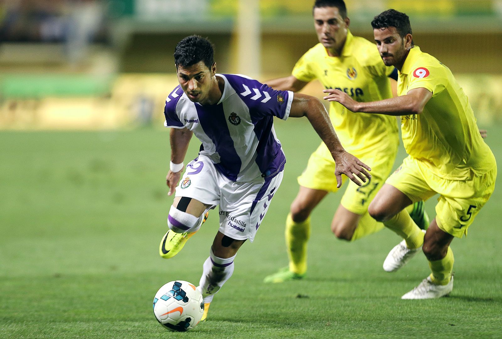 Javi Geuuerra pelea por un balón durante el partido.