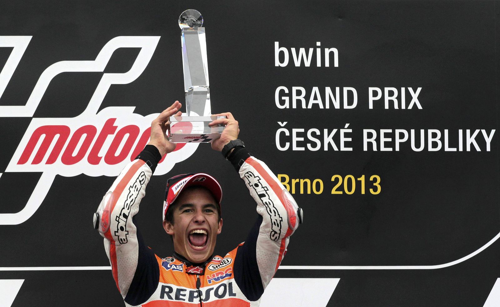 Marc Márquez celebra su victoria sobre el podio de Brno.