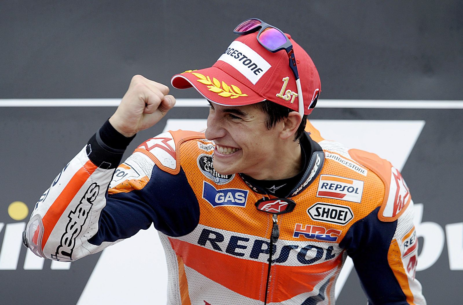 Marc Márquez celebra su victoria en el podio de Brno