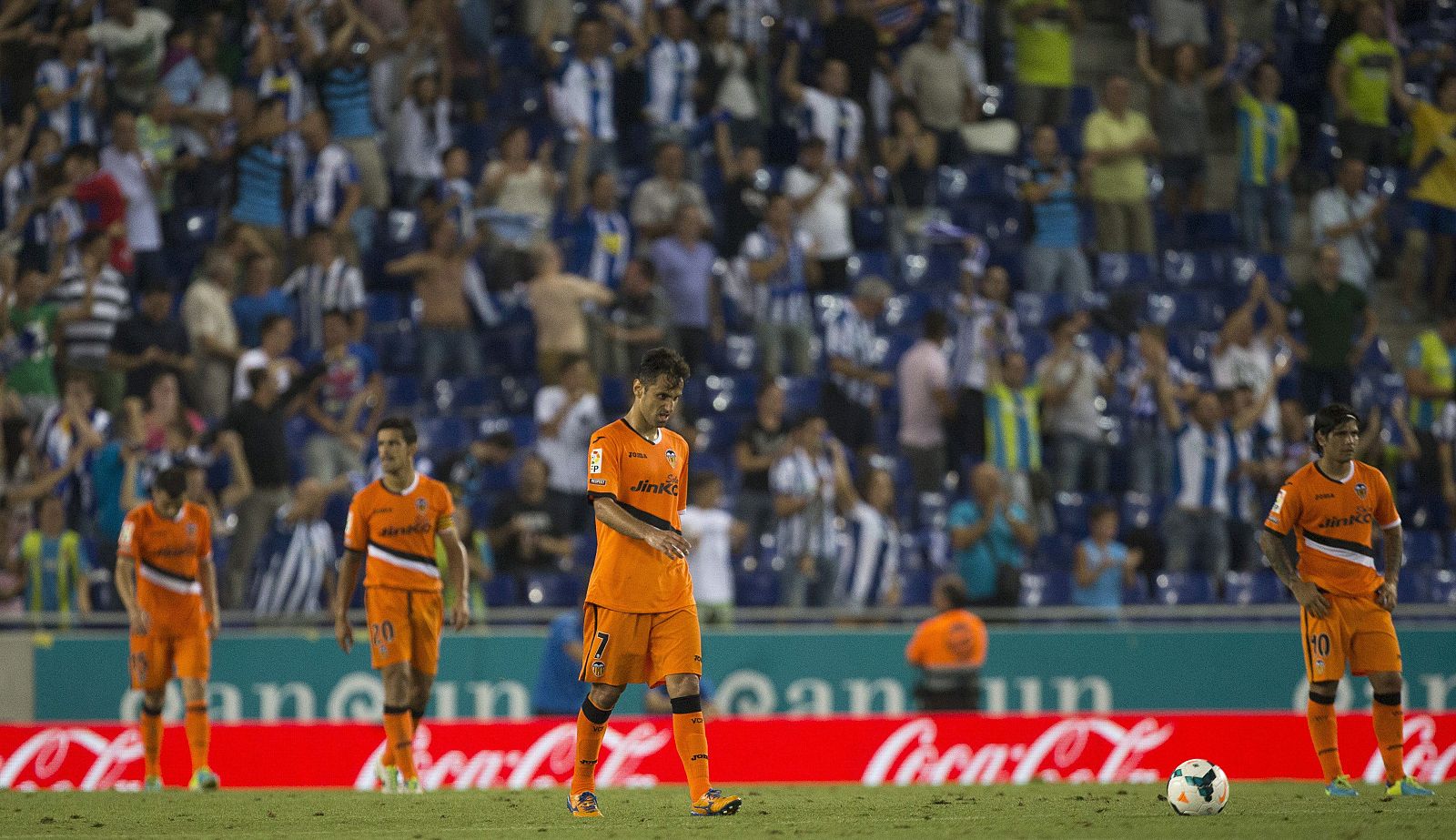 Decepción en los jugadores del valencia tras encajar el tercer gol ante el RCD Espanyol.
