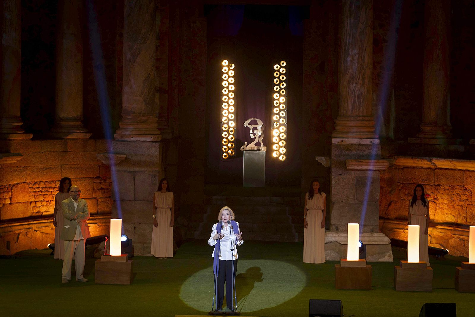 Nuria Espert pronuncia unas palabras tras recibir el premio 'Emérita Augusta a toda una vida