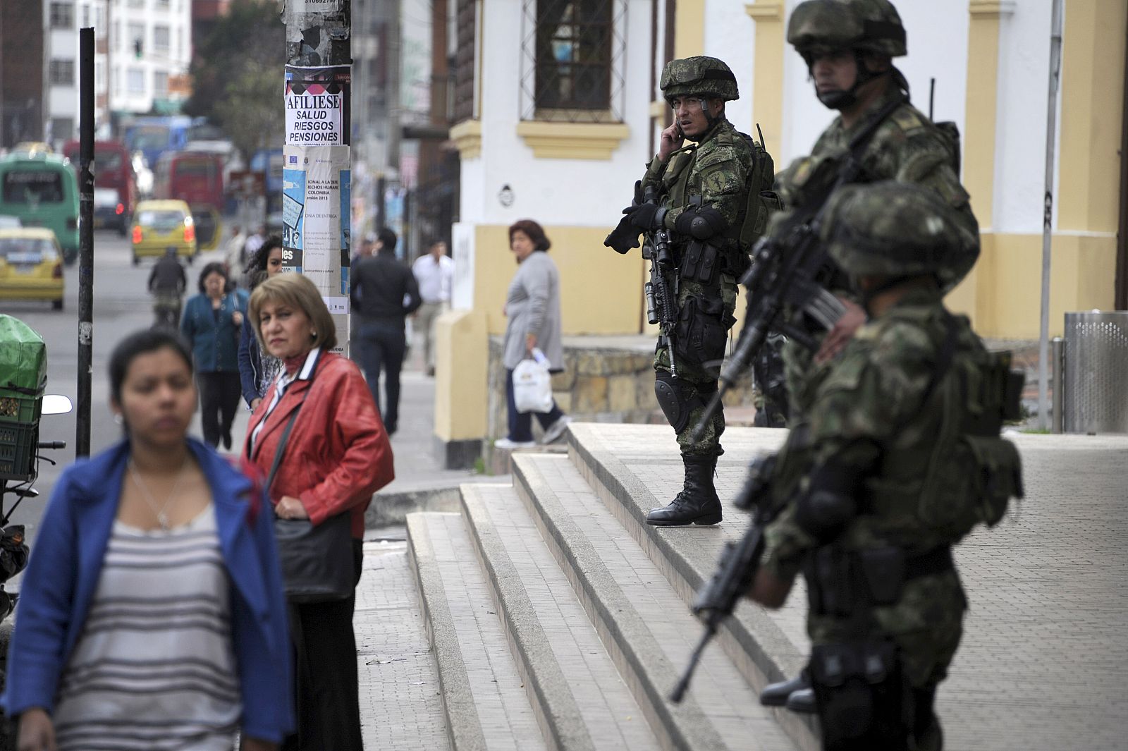 Soldados del Ejército colombiano patrullan en una calle de Bogotá