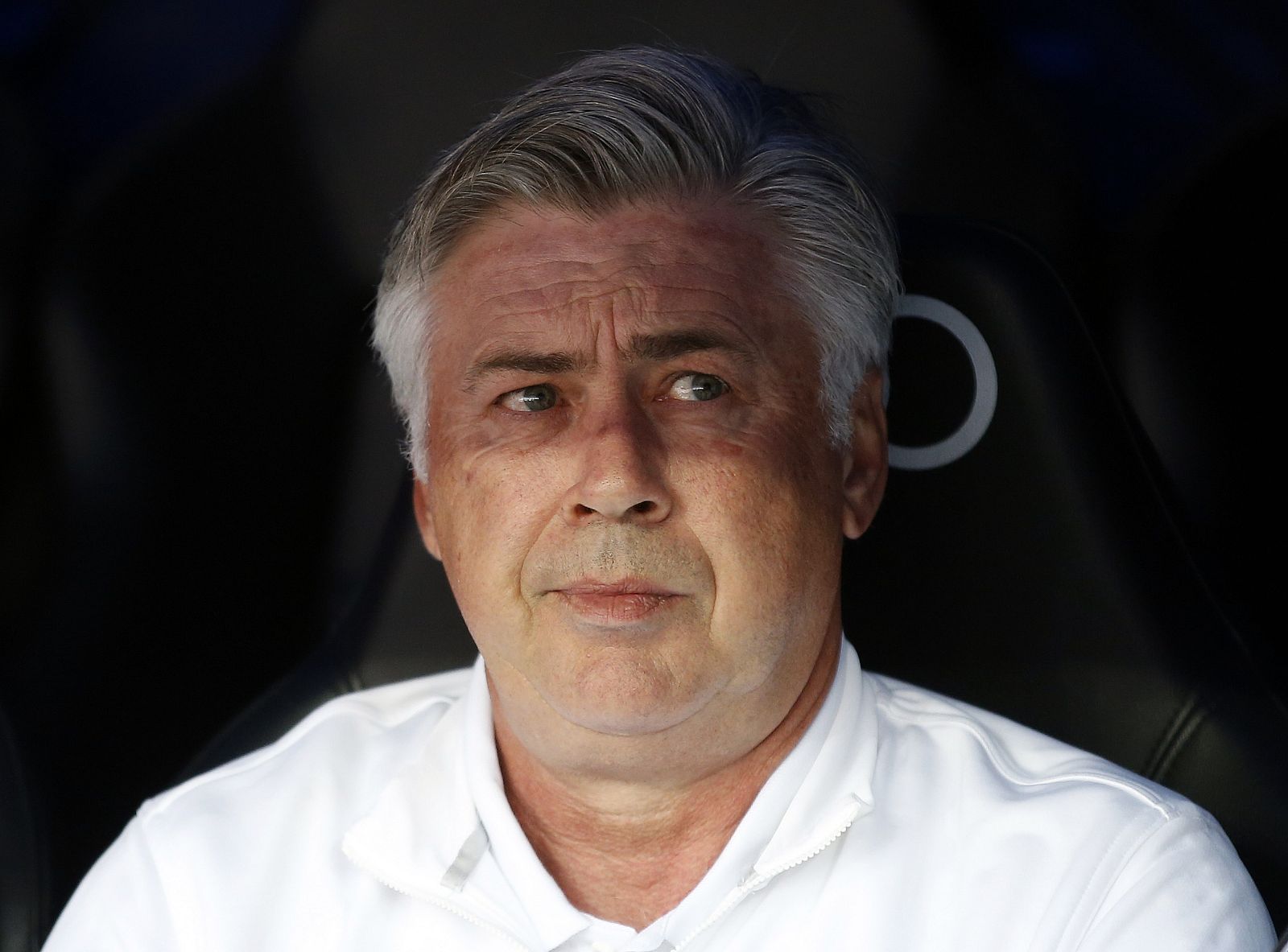 El entrenador del Real Madrid, Carlo Ancelotti, en el banquillo del Bernabéu