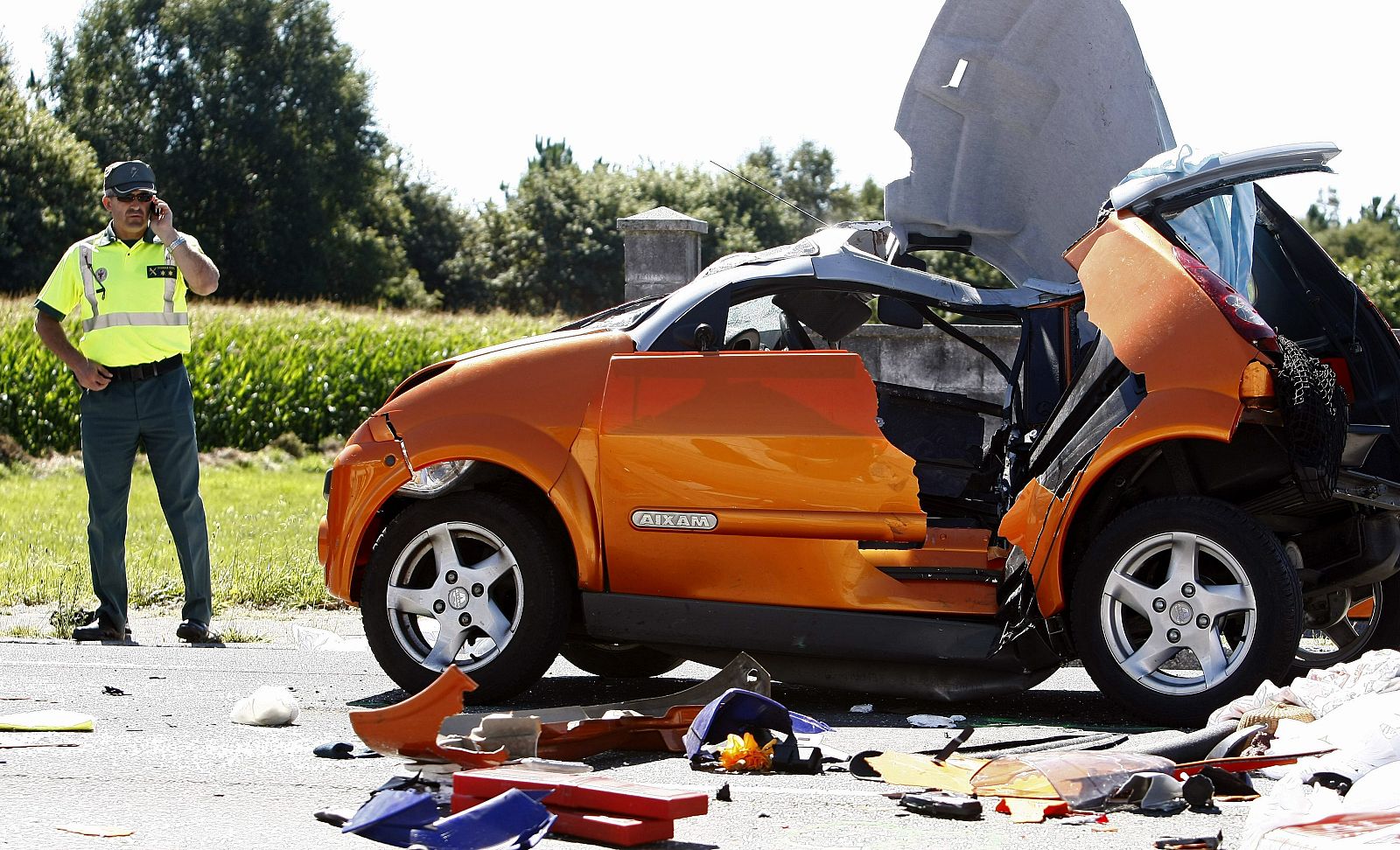 DOS MUERTOS Y UN HERIDO AL CHOCAR UN COCHE SIN CARNET Y UNA MOTO EN A CORUÑA