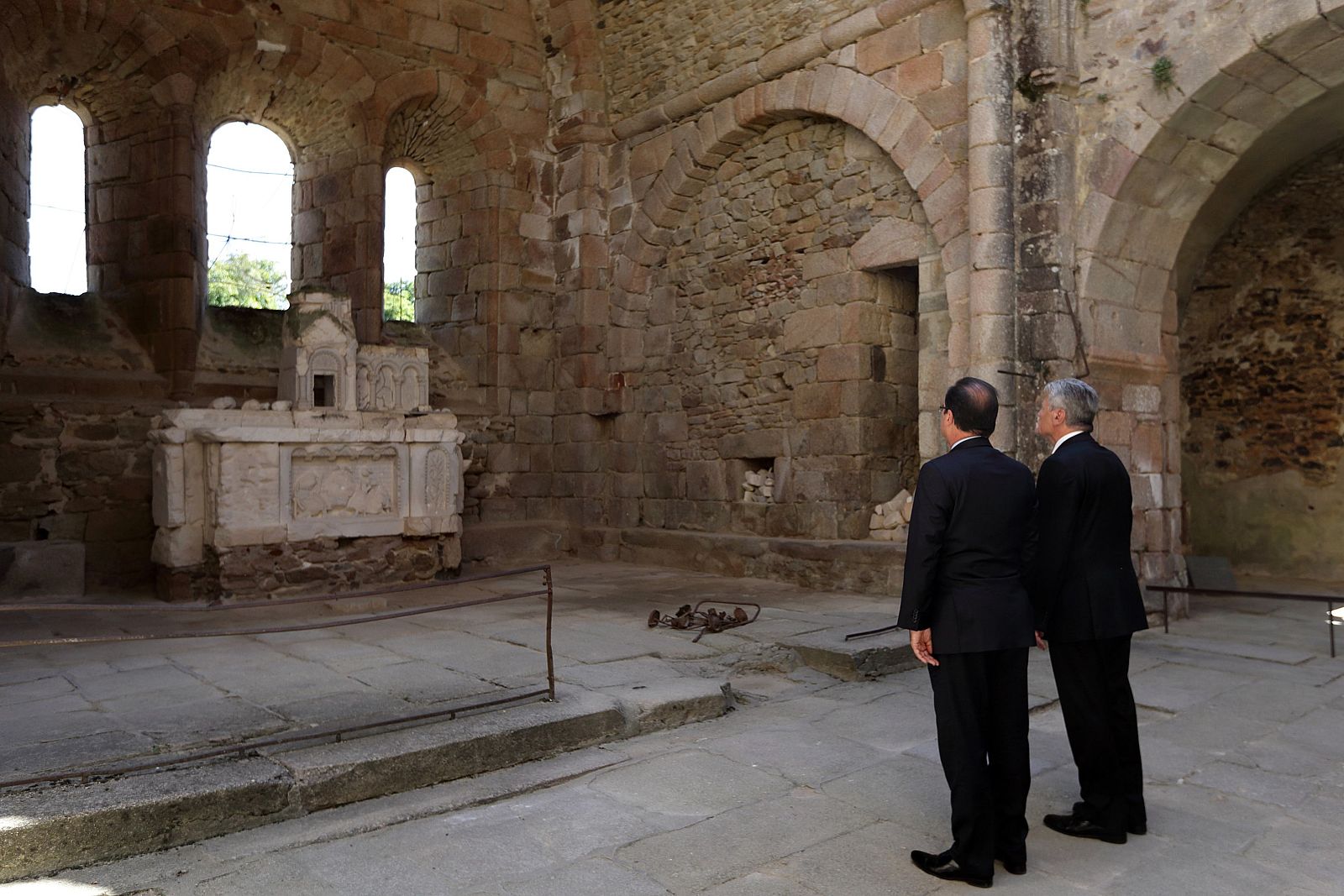 El presidente francés y su homólogo alemán escenifican la amistad de ambos países en un escenario de la masacre nazi