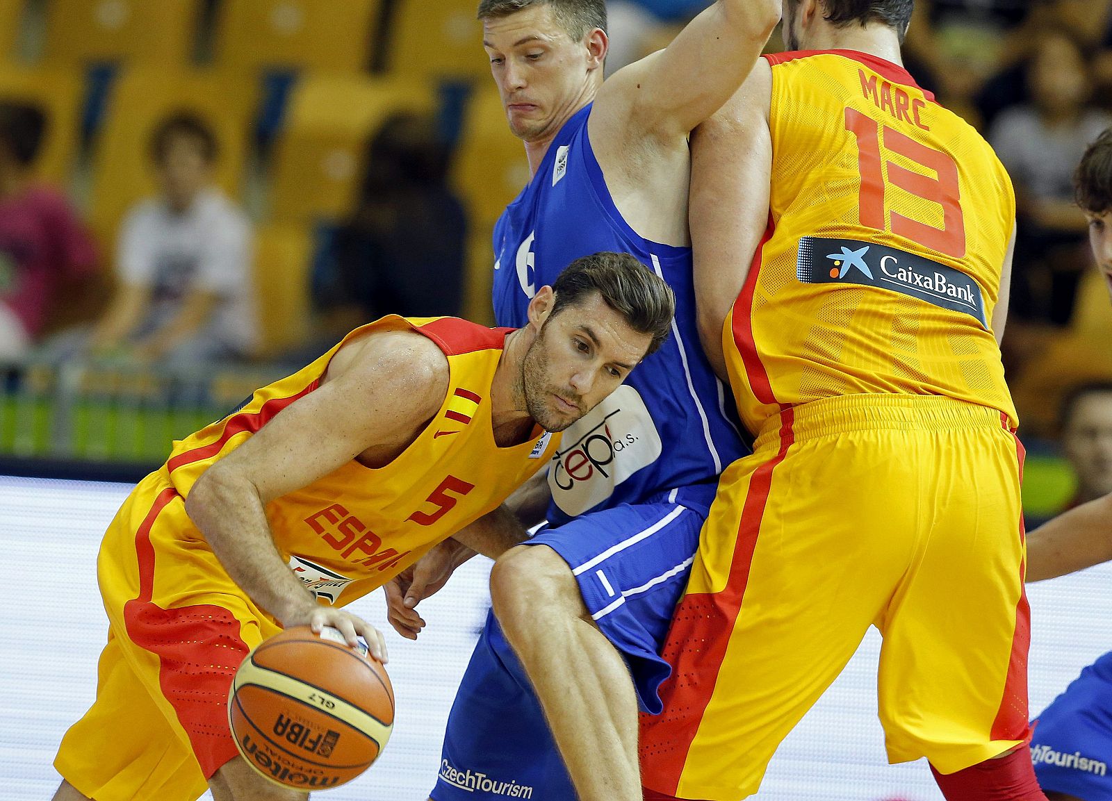 Rudy Fernández (i) y Marc Gasol (d) y el alero de República Checa Pavel Pumprla.