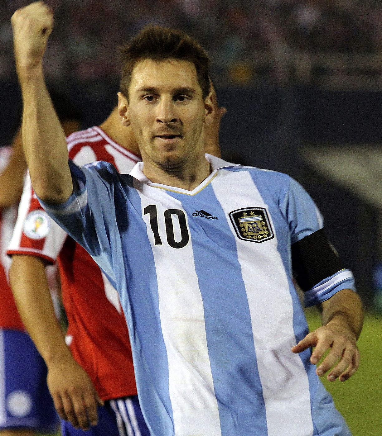 Leo Messi celebra uno de sus dos goles frente a Paraguay.