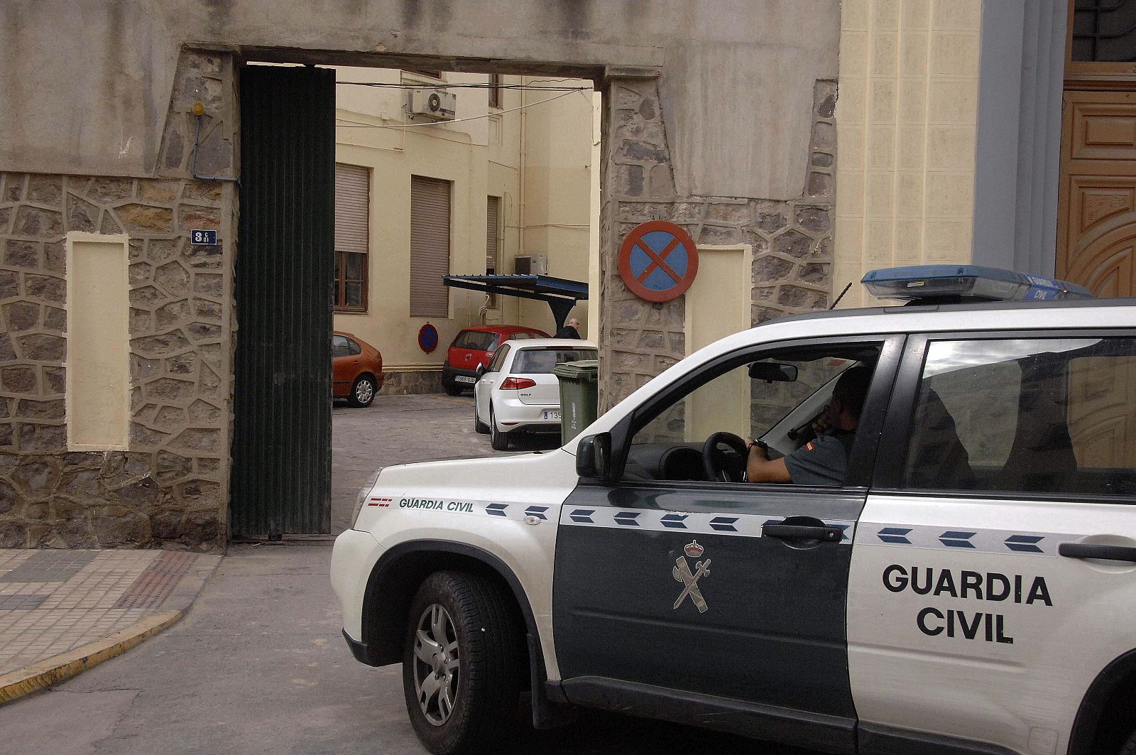 LA GUARDIA CIVIL REGISTRA VARIAS DEPENDENCIAS MUNICIPALES DE MELILLA