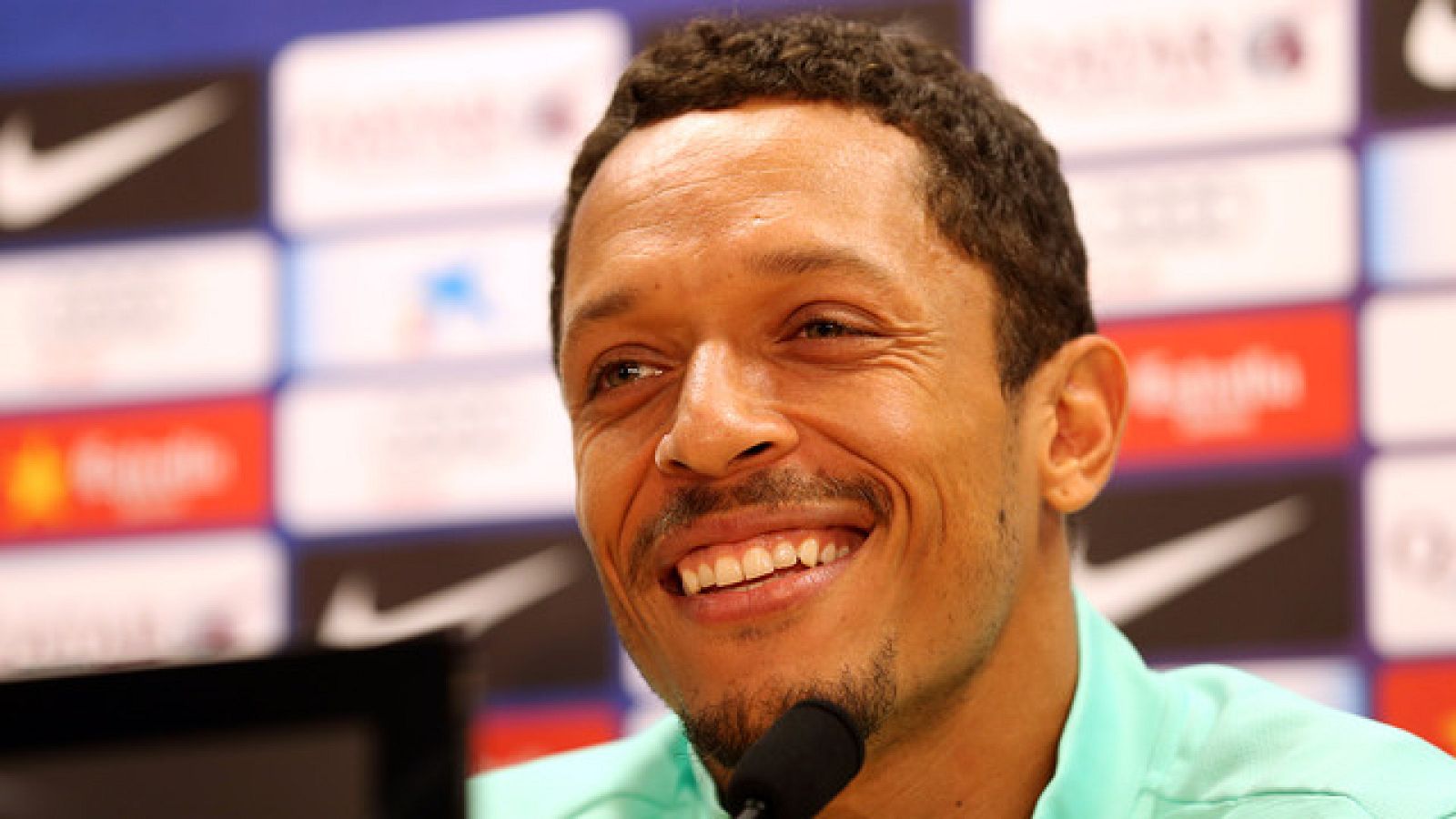 El defensa del Barcelona, Adriano, en rueda de prensa