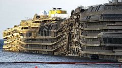 Reflotan el crucero 'Costa Concordia' tras 20 meses encallado
