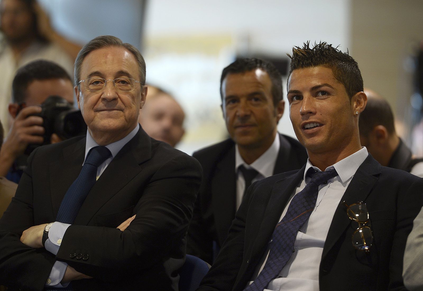 Florentino Pérez (izq.) en el acto de renovación de contrato de Cristiano Ronaldo (dcha.)
