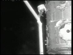 Finaliza el paseo espacial de dos astronautas del 'Discovery'