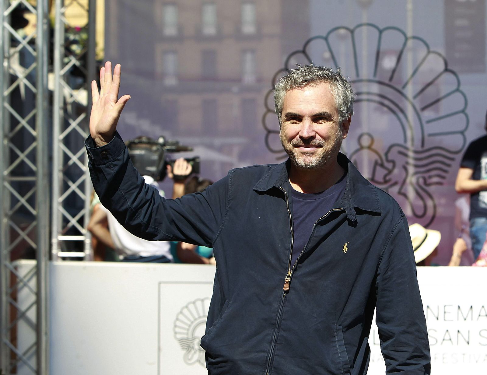 El director mexicano Alfonso Cuarón, a su llegada hoy al hotel que aloja a los invitados de la 61 edición del Festival de Cine de San Sebastián.