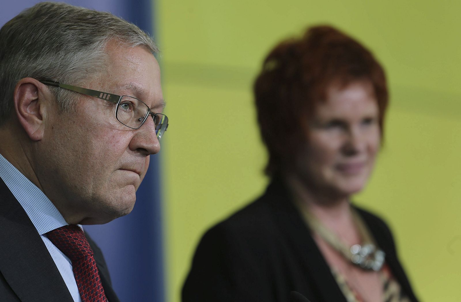 El jefe del MEDE, Klaus Regling, y la presidenta de la Comisión de Asuntos Económicos del PE, Sharon Bowles