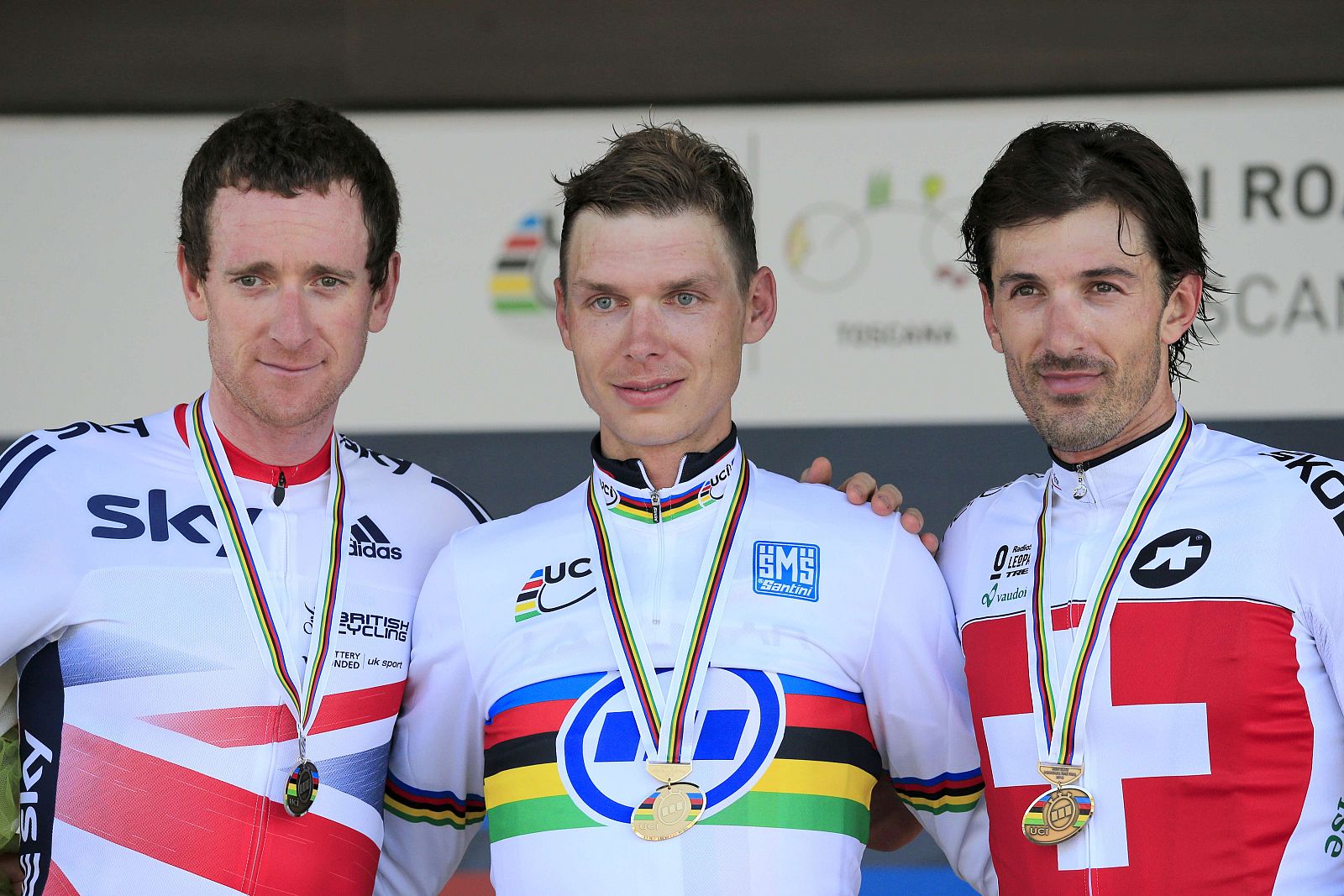 Tony Martin escoltado por Bradley Wiggins y Fabian Cancellara en el podio.