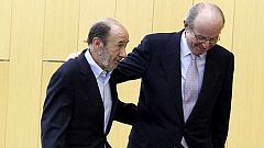 El rey intensifica sus paseos con ayuda de un andador y evoluciona "satisfactoriamente"