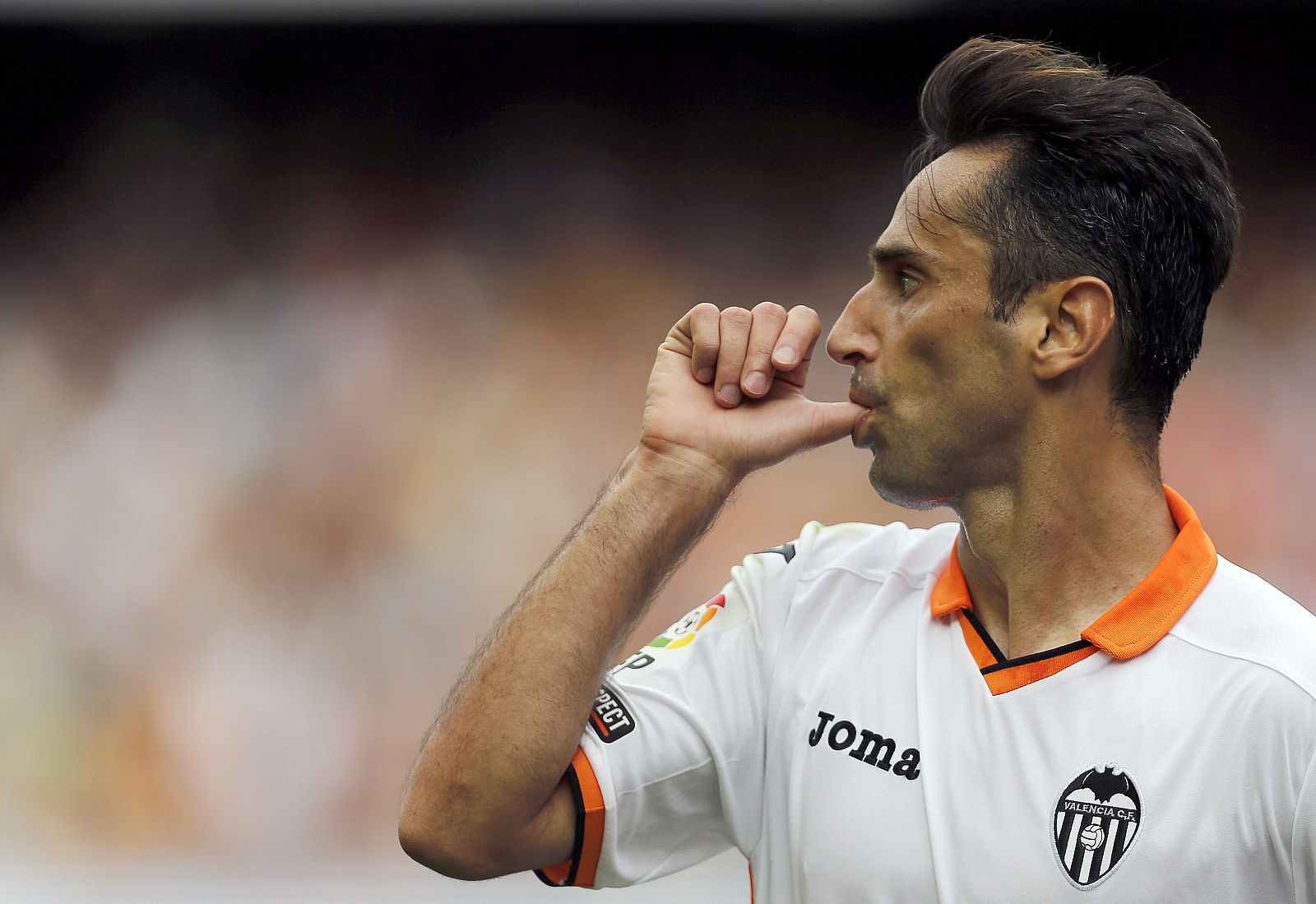El delantero brasileño del Valencia Jonas Gonçalves celebra el gol
