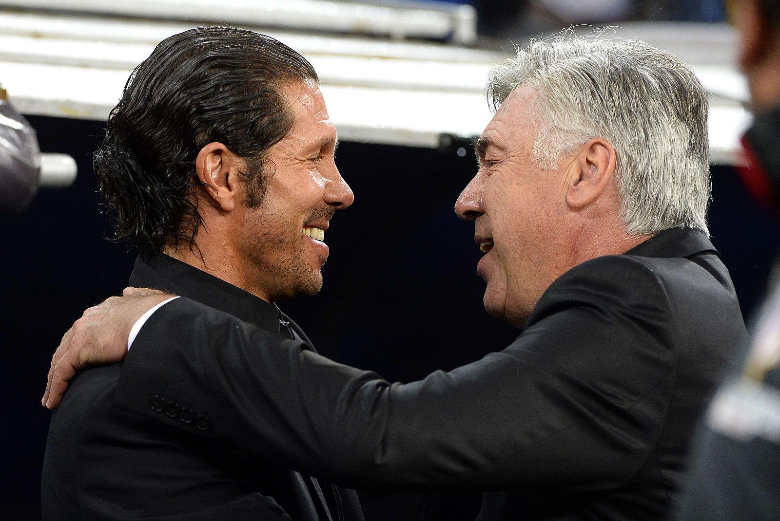 El entrenador del Atlético, Diego Simeone, y el del Madrid, Carlo Ancelotti, se saludan antes del partido