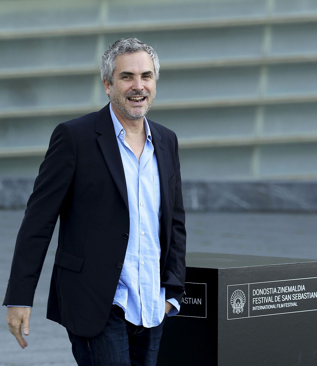 El realizador, Alfonso Cuarón posa tras la proyección de su película "Gravity!", en la 61 edición del Festival Internacional de Cine de San Sebastián.