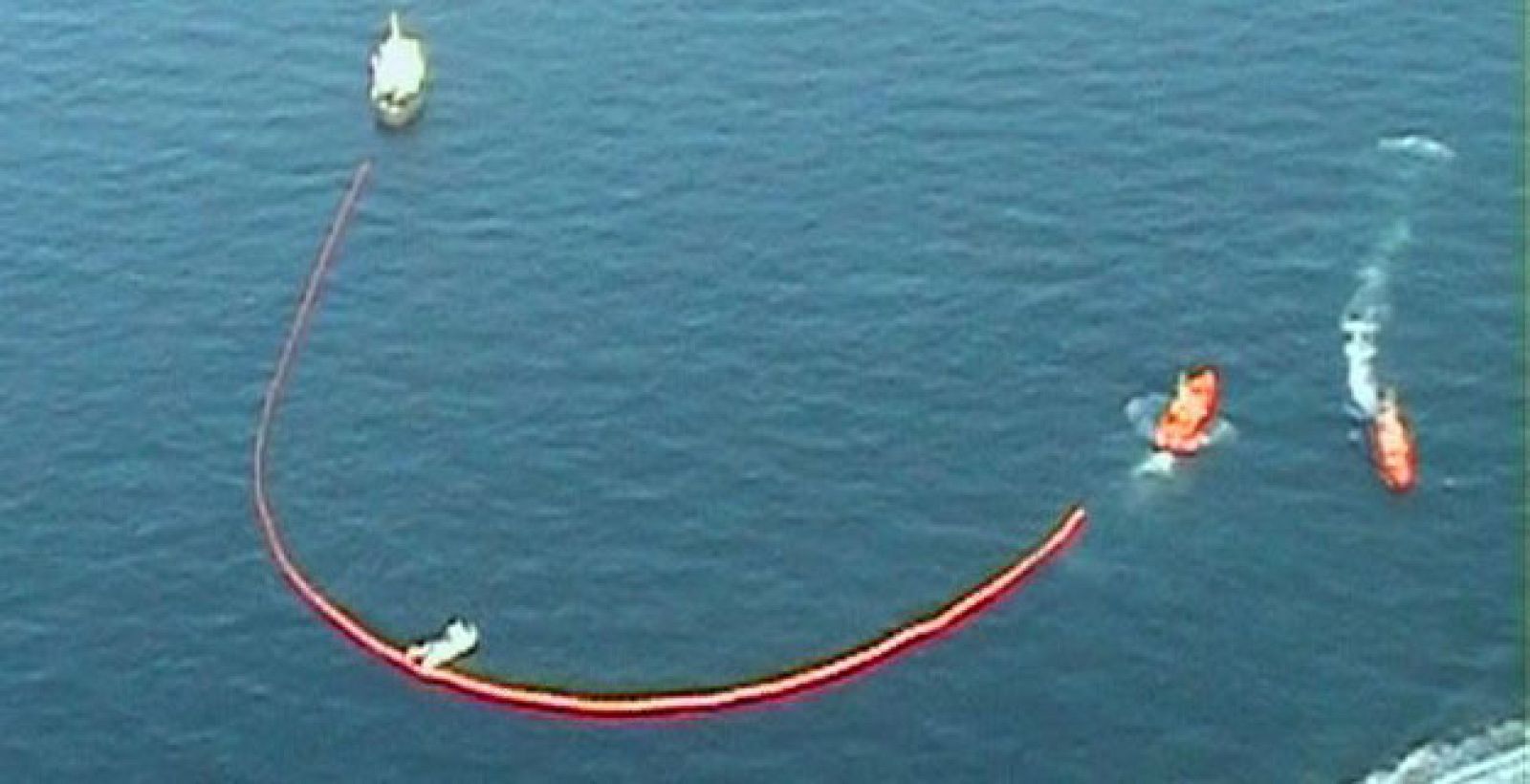 Siguen los trabajos de recogida del fuel en Valencia