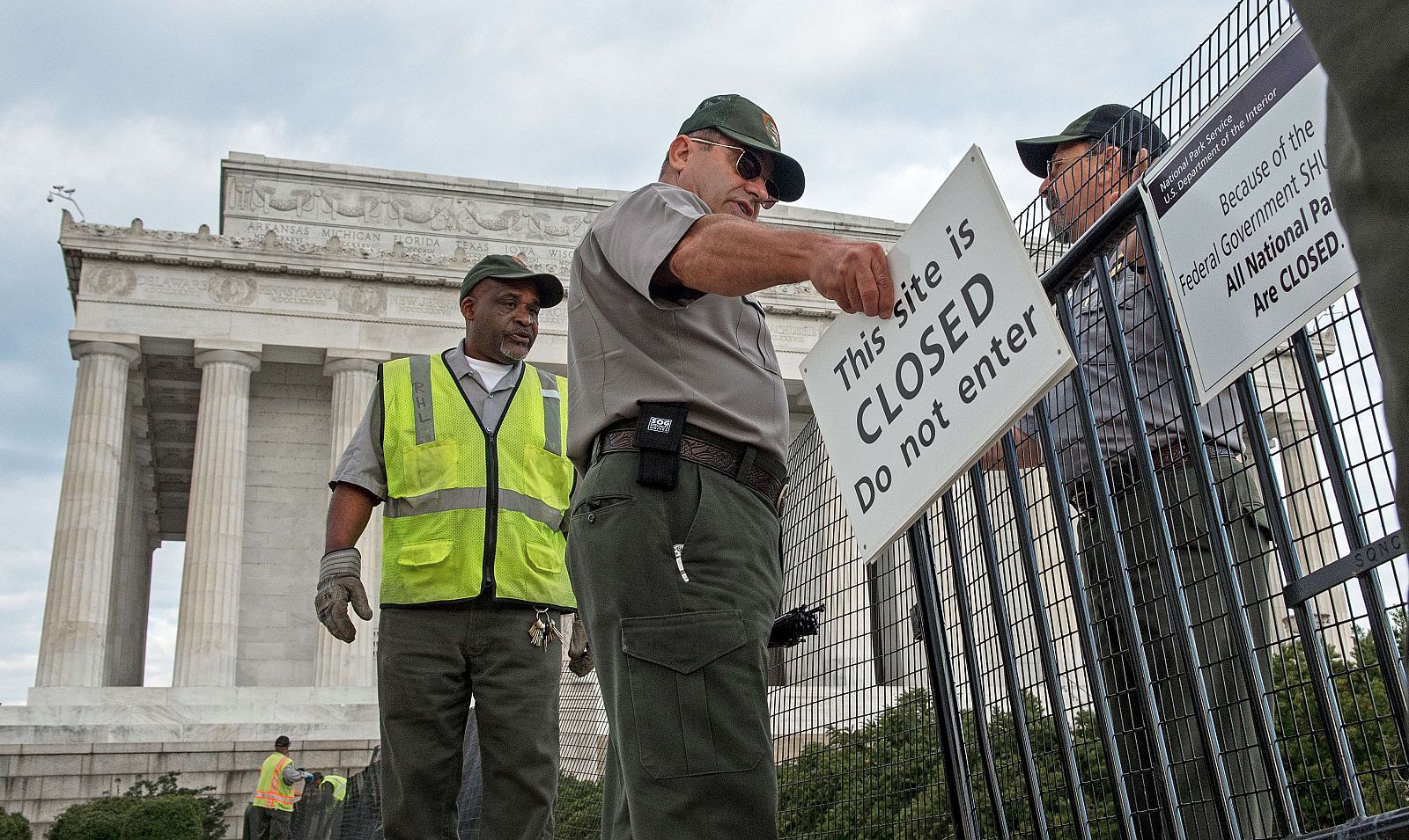 Los guardias del monumento a Lincoln, en Washington, cierran el acceso