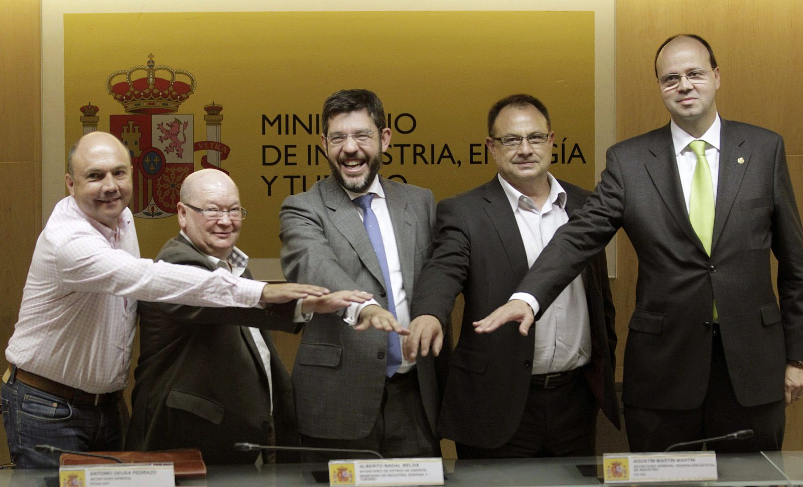El secretario general de la Federación Estatal de Industria de USO, Pedro Ayllón; su homólogo en FITAG-UGT, Antonio Deusa Pedrazo; el secretario de Estado de Energía, Alberto Nadal; el secretario general de la Federación de Industria de CC.OO., Agust