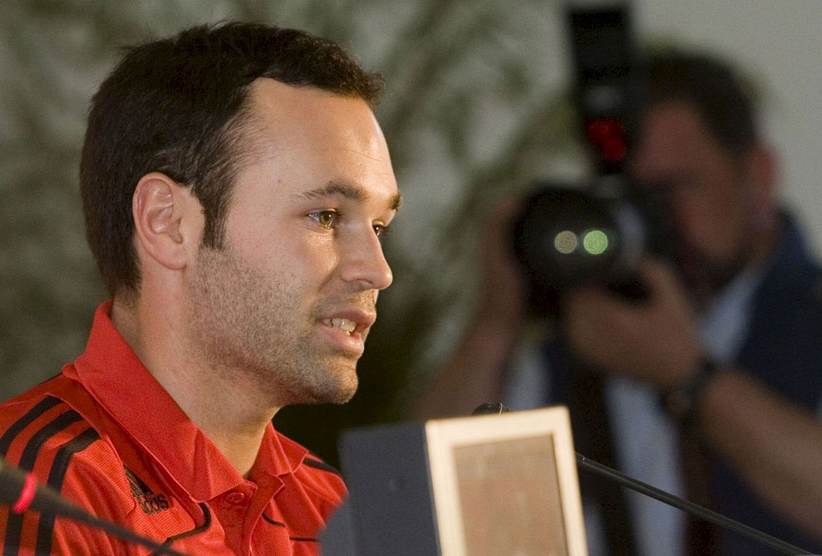 El centrocampista de la selección española de fútbol Andrés Iniesta durante la última rueda de prensa que ofreció en Huelva.