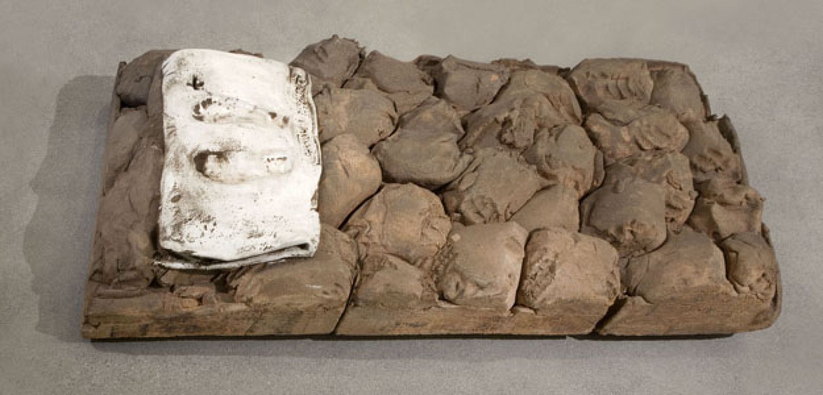 Llit (Cama), 1988-Esmalte sobre tierra chamoteada