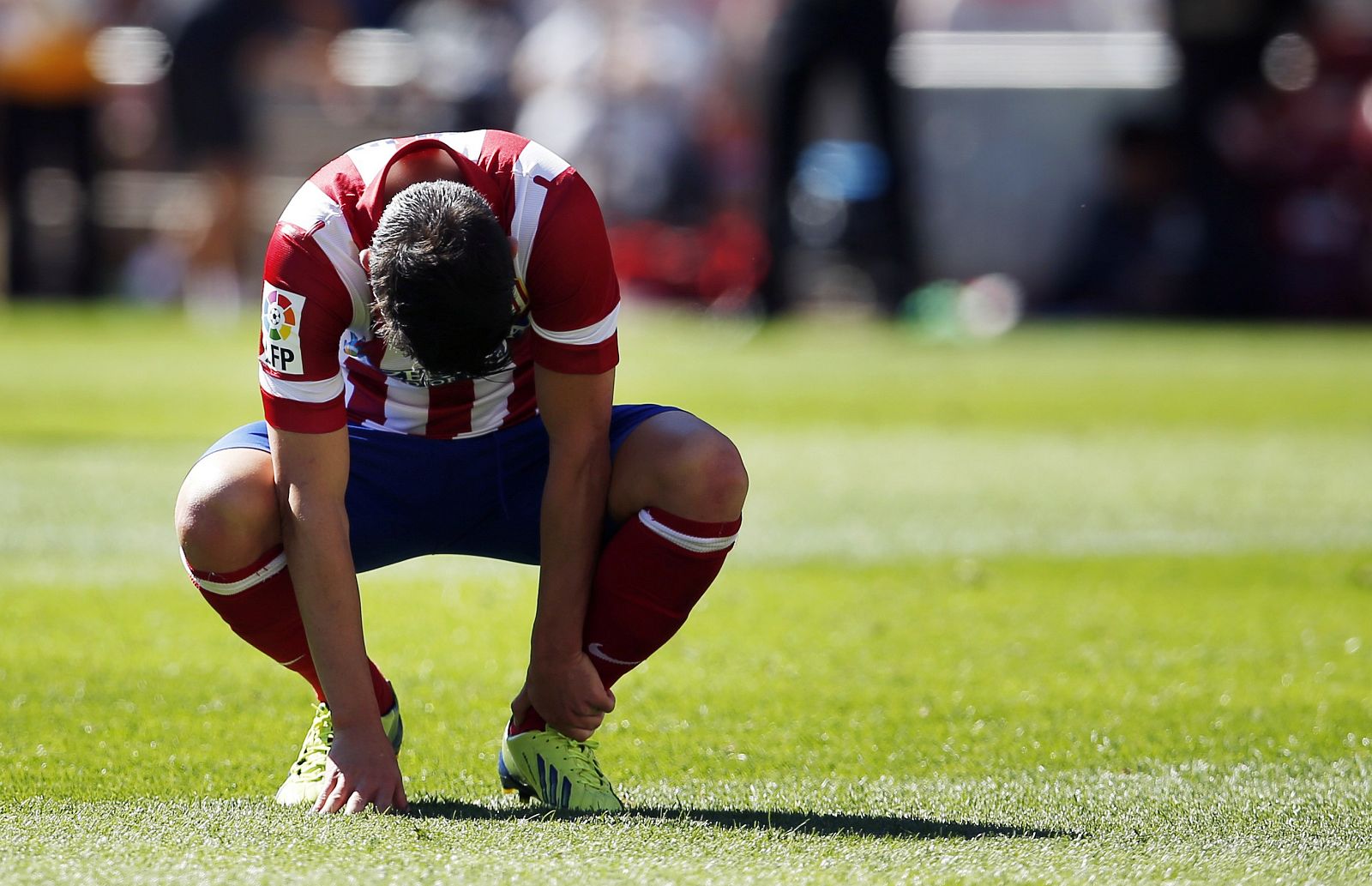 Atletico Madrid's David Villa reacts after a missed scoring opportunity against Celta Vigo during their Spanish first division soccer match at Vicente Calderon stadium in Madrid
