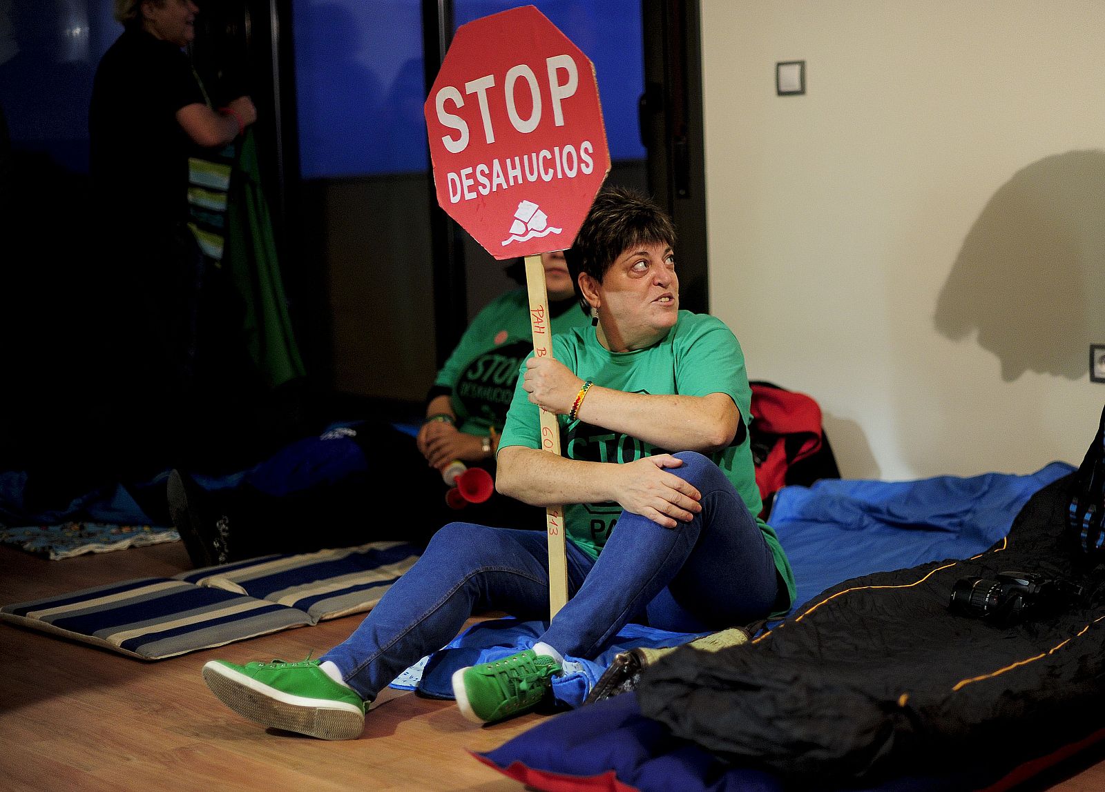 Una activista de la PAH en apoyo a las familias de Salt