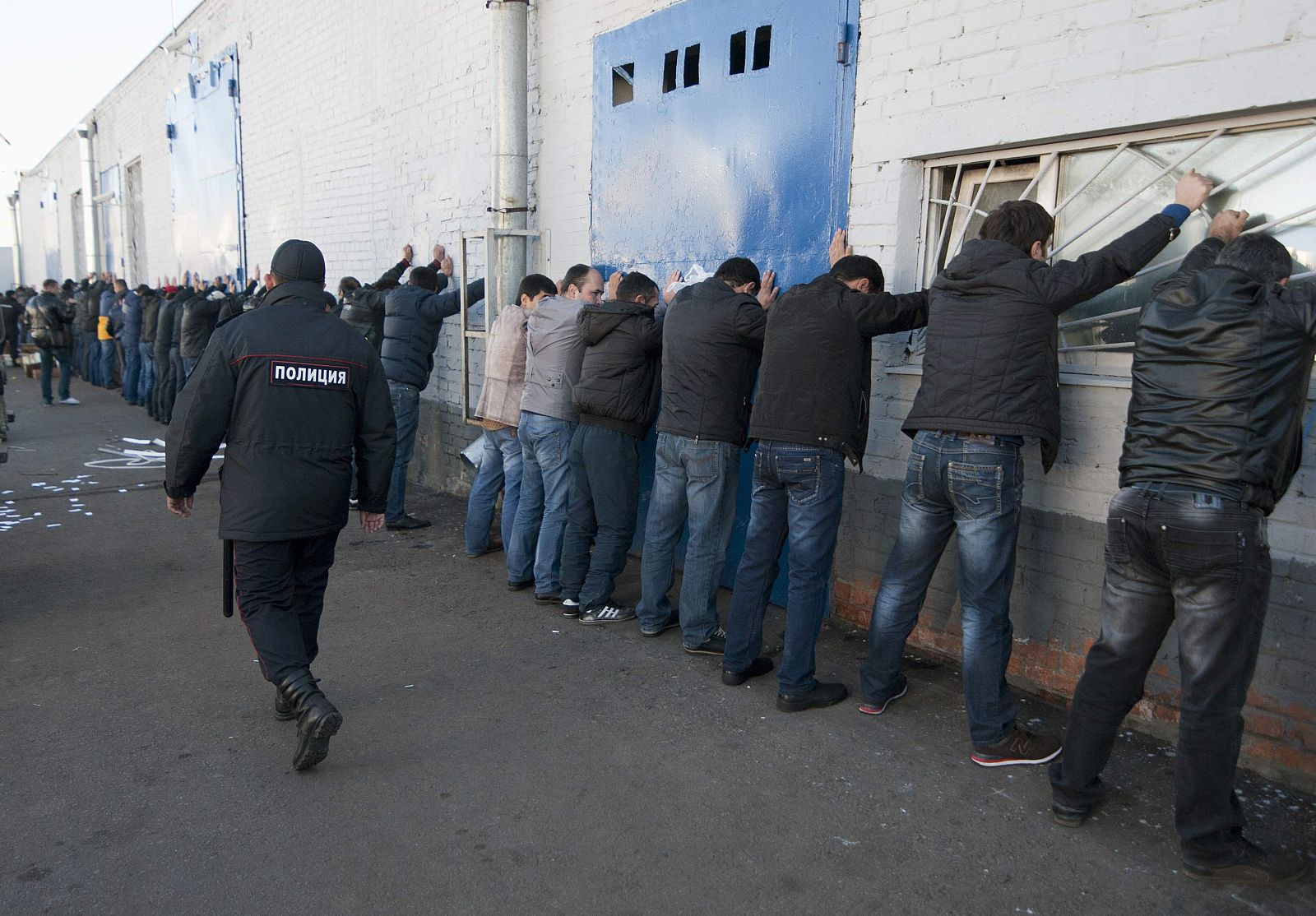 La Policía rusa detiene a trabajadores inmigrantes en Moscú, el pasado 14 de octubre