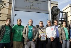 Entregan en la Moncloa un millón de firmas en contra de la reforma educativa de Wert