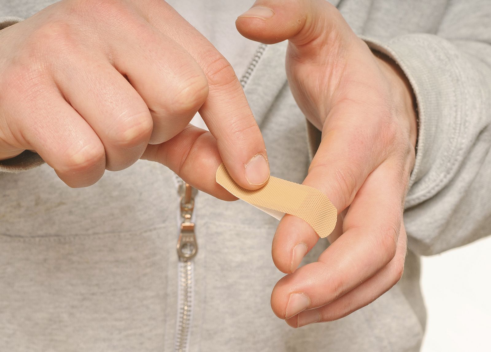 Hombre poniéndose una tirita